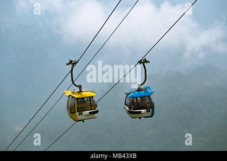 Seilbahn Überführung Passagiere rauf und runter den Berg. Stockfoto