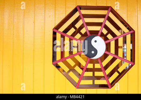 Farbenfrohe gelbe Wand der chinesischen taoistischen Tempel in Krabbe Insel, einem berühmten Fischerdorf in Malaysia. Stockfoto