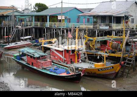 Zivile Fischerboote liegen am Ufer des Flusses nach dem Meeresspiegel bei Krabbe Insel zurückgezogen, einem berühmten Fischerdorf in Malaysia. Stockfoto