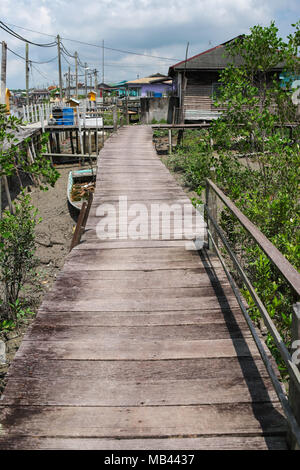 Gehweg aus Holzplanken an Crab Island, einem berühmten Fischerdorf in Malaysia. Stockfoto