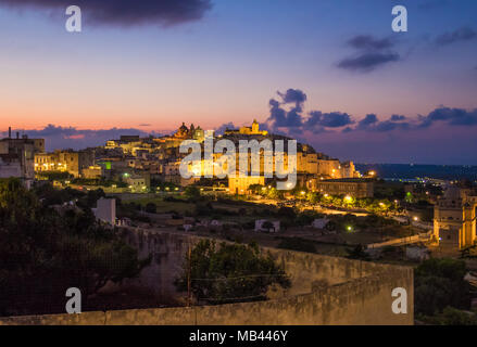 Ostuni (Apulien, Italien) - Die wunderschöne weiße Stadt in der Provinz von Brindisi, Apulien, Süditalien, mit der historischen Altstadt auf dem Hügel Stockfoto