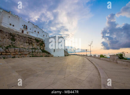 Ostuni (Apulien, Italien) - Die wunderschöne weiße Stadt in der Provinz von Brindisi, Apulien, Süditalien, mit der historischen Altstadt auf dem Hügel Stockfoto