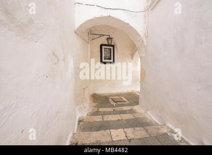 Ostuni (Apulien, Italien) - Die wunderschöne weiße Stadt in der Provinz von Brindisi, Apulien, Süditalien, mit der historischen Altstadt auf dem Hügel Stockfoto