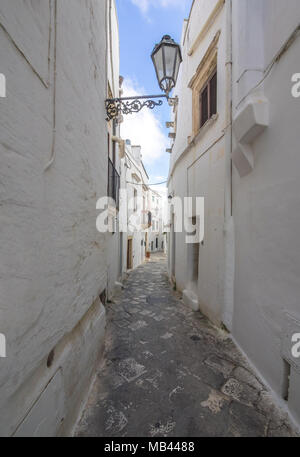 Ostuni (Apulien, Italien) - Die wunderschöne weiße Stadt in der Provinz von Brindisi, Apulien, Süditalien, mit der historischen Altstadt auf dem Hügel Stockfoto