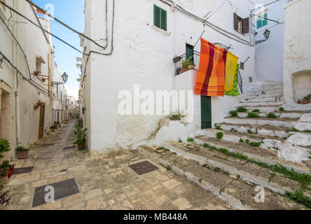 Ostuni (Apulien, Italien) - Die wunderschöne weiße Stadt in der Provinz von Brindisi, Apulien, Süditalien, mit der historischen Altstadt auf dem Hügel Stockfoto