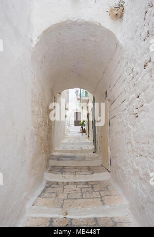 Ostuni (Apulien, Italien) - Die wunderschöne weiße Stadt in der Provinz von Brindisi, Apulien, Süditalien, mit der historischen Altstadt auf dem Hügel Stockfoto