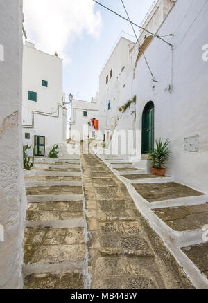 Ostuni (Apulien, Italien) - Die wunderschöne weiße Stadt in der Provinz von Brindisi, Apulien, Süditalien, mit der historischen Altstadt auf dem Hügel Stockfoto