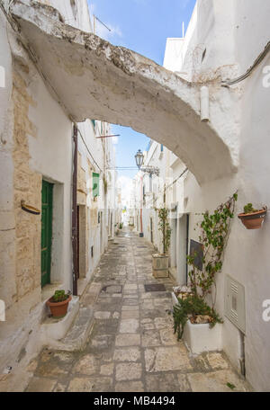 Ostuni (Apulien, Italien) - Die wunderschöne weiße Stadt in der Provinz von Brindisi, Apulien, Süditalien, mit der historischen Altstadt auf dem Hügel Stockfoto