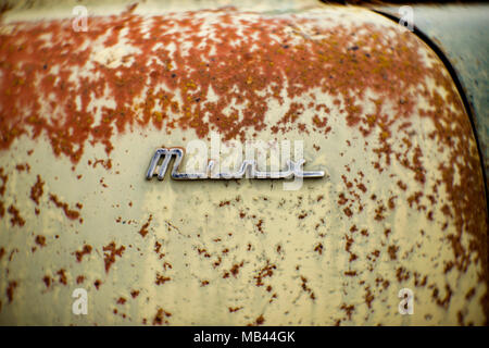 Die 'Minx' Logo auf einem 1950 Hillman Minx Limousine, Noxon, Montana. Dieses Bild wurde mit einem antiken Petzval objektiv geschossen und Anzeichen von Verzug ein Stockfoto