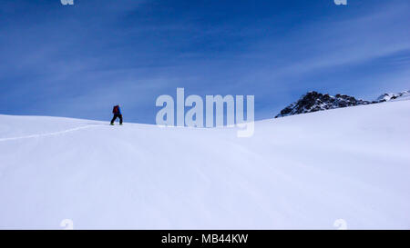 Männliche backcountry Skier einen Berg klettern an einem schönen Wintertag in den Alpen in der Nähe von St. Moritz Stockfoto