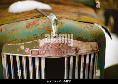 Die 'Weiße Super Power'-Logo auf der Motorhaube von einem weißen LKW 1942, Noxon, Montana Dieses Bild wurde mit einem antiken Petzval objektiv geschossen und Zeichen zeigen Stockfoto