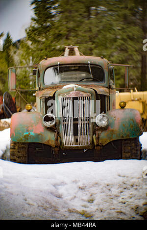 Ein 1942 Weiß Super Power 2 1/2 Tonne Winde Lkw in einem Waldgebiet, in Noxon, Montana dieses Bild mit einem antiken Petzval objektiv geschossen wurde und wird sig zeigen Stockfoto