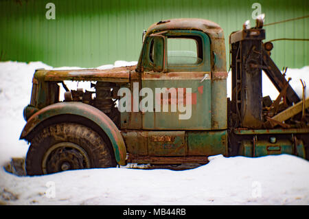 Ein 1942 Weiß Super Power 2 1/2 Tonne Winde Lkw auf der Seite einer Metall Scheune, Noxon, Montana dieses Bild mit einem antiken Petzval objektiv und Wi erschossen wurde, Stockfoto