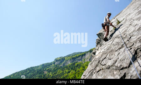 Bergführer Kletterer auf eine Platte aus Kalkstein Klettersteig in den Alpen der Schweiz an einem schönen Tag Stockfoto