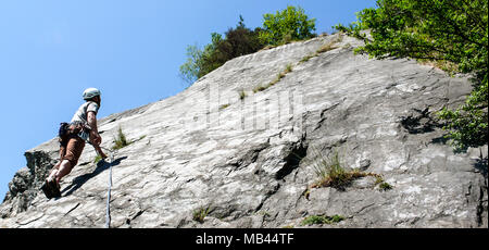 Bergführer Kletterer auf eine Platte aus Kalkstein Klettersteig in den Alpen der Schweiz an einem schönen Tag Stockfoto