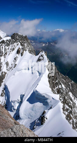Schmal und ausgesetzt Gipfelgrat mit eine riesige Welle Gesims auf dem Weg an die Spitze von einem Höhepunkt in den Alpen Stockfoto