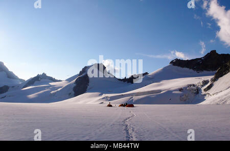 Base Camp mit vielen Zelten auf einer hochalpinen Gletscher in den Alpen in der Nähe von Chamonix. Stockfoto