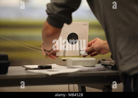 Shooter setzt das Ziel für das Schießen Stockfoto