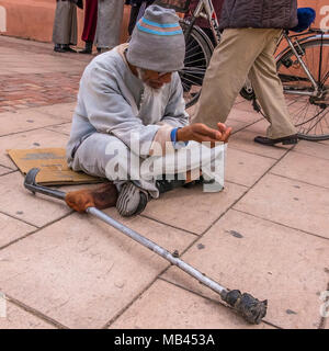 Bettler auf den Straßen von Marrakesch, Marokko Stockfoto