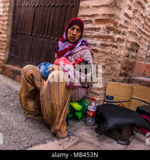 Bettler auf den Straßen von Marrakesch, Marokko Stockfoto