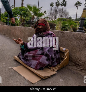 Bettler auf den Straßen von Marrakesch, Marokko Stockfoto