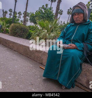 Bettler auf den Straßen von Marrakesch, Marokko Stockfoto