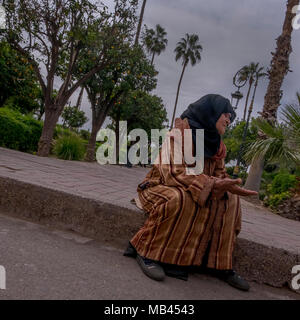 Bettler auf den Straßen von Marrakesch, Marokko Stockfoto