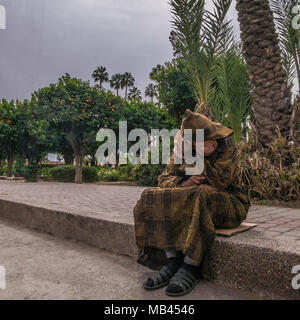 Bettler auf den Straßen von Marrakesch, Marokko Stockfoto