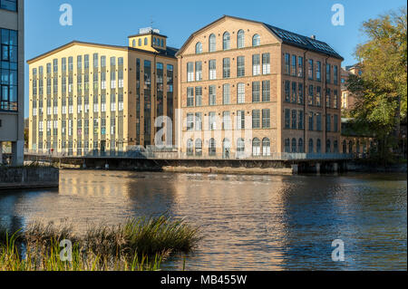 Die alte industrielle Landschaft im Herbst in Norrköping. Norrköping ist eine historische Stadt in Schweden. Stockfoto