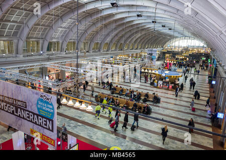 Innenraum der Halle am Stockholmer Hauptbahnhof. Etwa 200000 Menschen passieren täglich Stockfoto