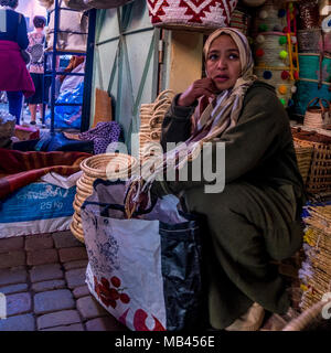 Frau vor ihr Shop in Souks von Marrakesch, Marokko Stockfoto