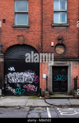 Graffiti auf schwarz City Gate Stockfoto