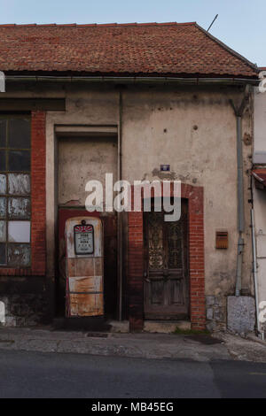 Verlassene Tankstelle mit Kraftstoffpumpe Stockfoto