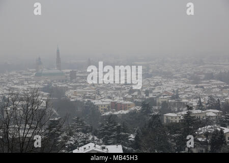 Breites Panorama der Stadt Vicenza in Norditalien bei Schneefall im Winter Stockfoto