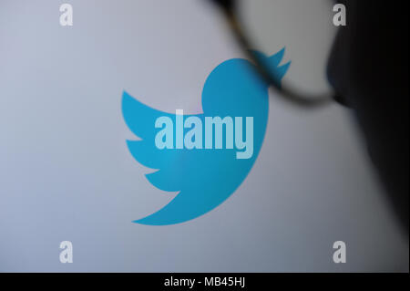 Eine Person, die sich mit Twitter auf einem Computer Stockfoto