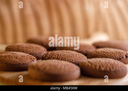 Appetitlich zarte Haferflocken Cookies auf einer hölzernen Hintergrund. Stockfoto