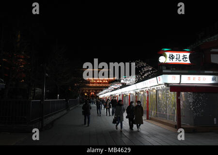 Übersetzung: Geschäfte - um Sensoji-Tempel in Asakusa in der Nacht geschlossen. In Tokio getroffen, Februar 2018. Stockfoto