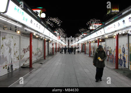 Übersetzung: Geschäfte - um Sensoji-Tempel in Asakusa in der Nacht geschlossen. In Tokio getroffen, Februar 2018. Stockfoto