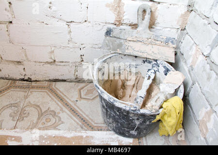 Construction Tools auf konkreten Hintergrund. Kopieren Sie Platz für Text. Einstellen der sortierten Gips Kelle Werkzeuge und Spachtel. Ansicht von oben Stockfoto