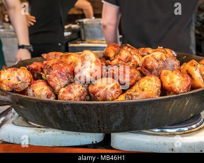 Große Pfanne voll der roten Fleisch Koteletts, am Ofen Stockfoto