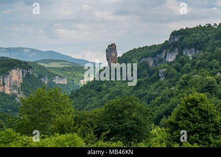 Katskhi Säule. Georgische Wahrzeichen. Mannes-Kloster in der Nähe des Dorfes Katskhi. Die orthodoxe Kirche und die Abt-Zelle auf einer felsigen Klippe. Imeretien, Geo Stockfoto