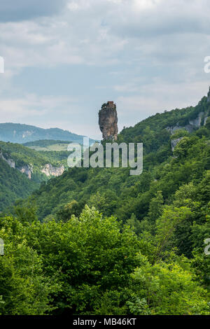 Katskhi Säule. Georgische Wahrzeichen. Mannes-Kloster in der Nähe des Dorfes Katskhi. Die orthodoxe Kirche und die Abt-Zelle auf einer felsigen Klippe. Imeretien, Geo Stockfoto