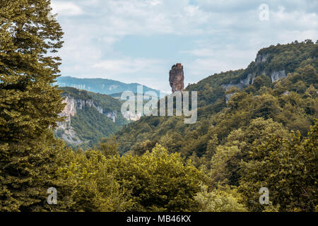 Katskhi Säule. Georgische Wahrzeichen. Mannes-Kloster in der Nähe des Dorfes Katskhi. Die orthodoxe Kirche und die Abt-Zelle auf einer felsigen Klippe. Imeretien, Geo Stockfoto