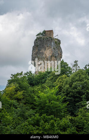 Katskhi Säule. Georgische Wahrzeichen. Mannes-Kloster in der Nähe des Dorfes Katskhi. Die orthodoxe Kirche und die Abt-Zelle auf einer felsigen Klippe. Imeretien, Geo Stockfoto