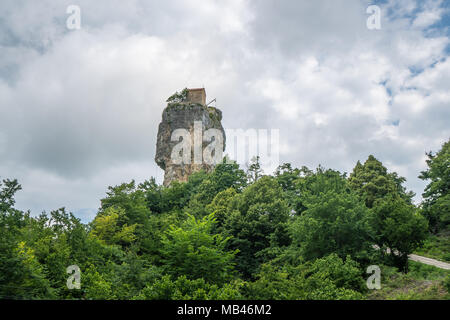 Katskhi Säule. Georgische Wahrzeichen. Mannes-Kloster in der Nähe des Dorfes Katskhi. Die orthodoxe Kirche und die Abt-Zelle auf einer felsigen Klippe. Imeretien, Geo Stockfoto