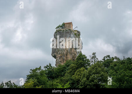 Katskhi Säule. Georgische Wahrzeichen. Mannes-Kloster in der Nähe des Dorfes Katskhi. Die orthodoxe Kirche und die Abt-Zelle auf einer felsigen Klippe. Imeretien, Geo Stockfoto