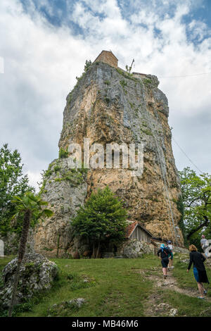 Katskhi Säule. Georgische Wahrzeichen. Mannes-Kloster in der Nähe des Dorfes Katskhi. Die orthodoxe Kirche und die Abt-Zelle auf einer felsigen Klippe. Imeretien, Geo Stockfoto