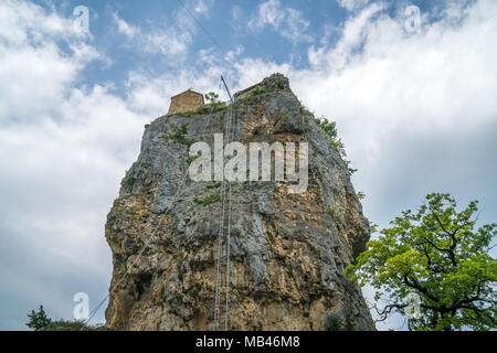 Katskhi Säule. Georgische Wahrzeichen. Mannes-Kloster in der Nähe des Dorfes Katskhi. Die orthodoxe Kirche und die Abt-Zelle auf einer felsigen Klippe. Imeretien, Geo Stockfoto