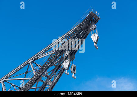 Ältere Kran auf dockside in Valencia Hafen Stockfoto