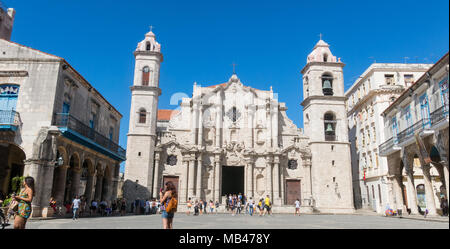 Havanna, Kuba - Januar 16, 2017: Panoramablick auf der Plaza de la Kathedrale in der Altstadt von Havanna mit der barocken Architektur der Kathedrale von San Cristobal. Cobbleston Stockfoto